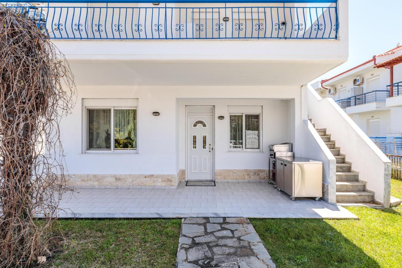 Apartment Next To The Sea Paralia Dionysiou Exterior photo